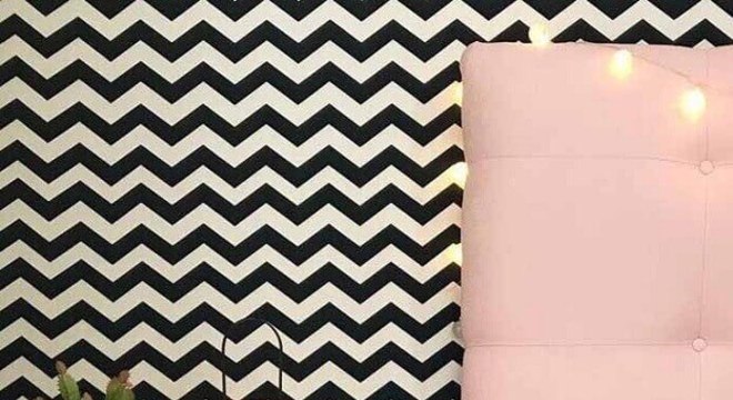 quarto decorado com papel de parede e tonel decorativo rosa 