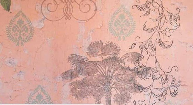 quarto decorado com papel de parede rosa e tonel decorado azul