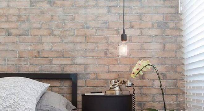 quarto decorado com parede de tijolinho e tonel decorado preto