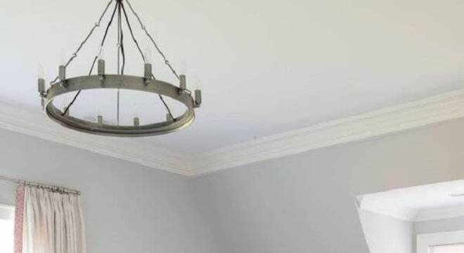 Quarto decorado com penteadeira branca e puff gigante cinza