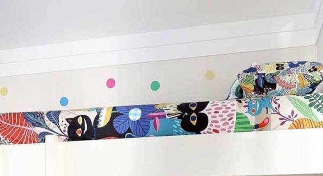 Quarto descontraído com piso laminado