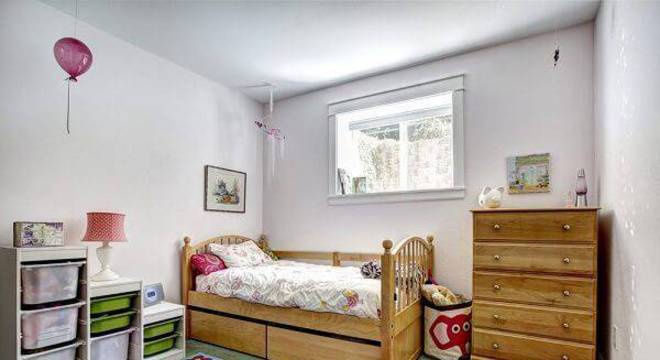 Quarto feminino rústico com cama e cômoda de madeira