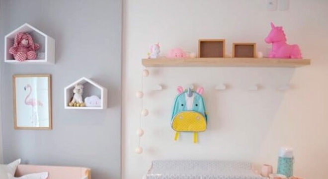 Quarto infantil com gancho em formato de nuvem