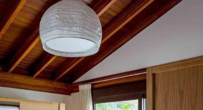 Quarto infantil com janela de madeira com vidro 