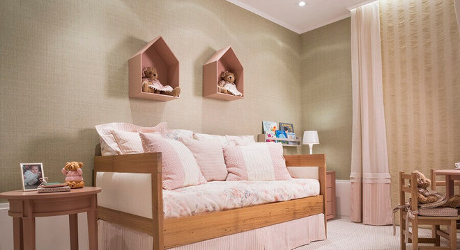 quarto infantil decorado com cama de madeira e nicho de casinha