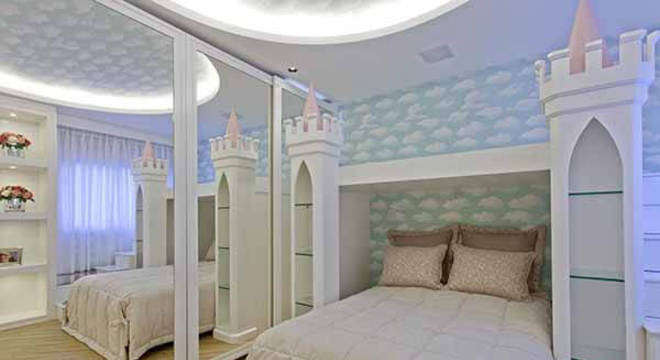 Quarto infantil planejado com cama em formato de castelo