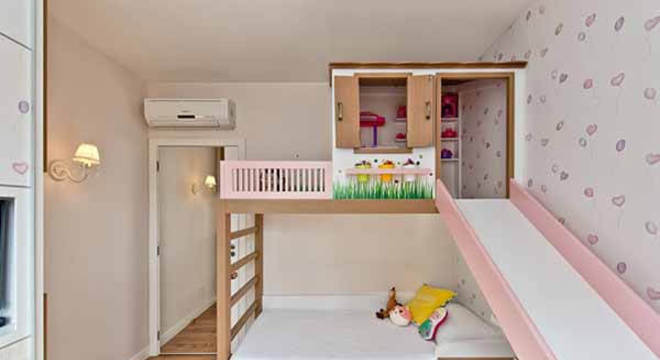 Quarto infantil planejado com casinha e escorregador