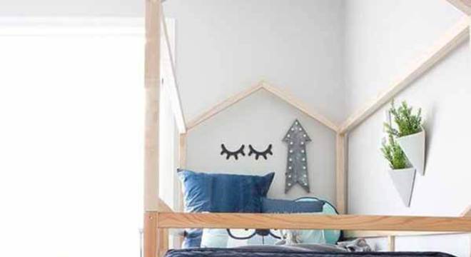 Quarto infantil planejado com duas cama em madeira crua