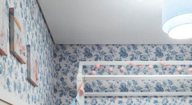 Quarto infantil planejado com papel de parede floral