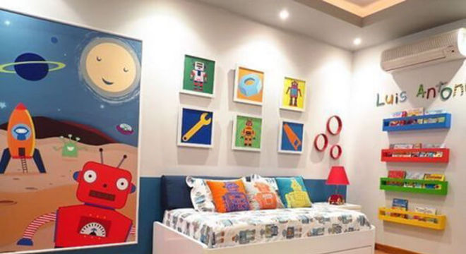 Quarto infantil planejado com prateleiras de madeira e mesa