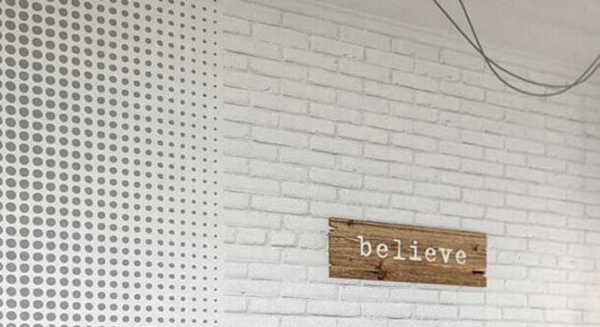 quarto juvenil feminino decorado com dois tipos de papel de parede 