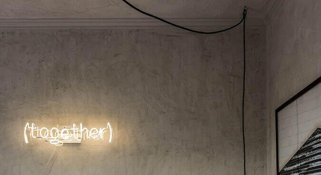 quarto juvenil feminino decorado com parede de cimento queimado