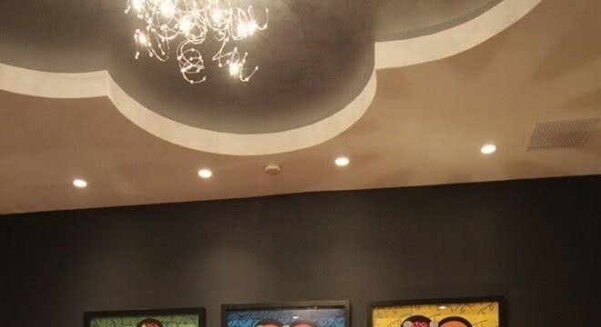 quarto juvenil feminino moderno com parede preta e quadros coloridos 