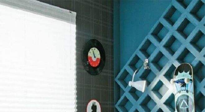 quarto juvenil masculino decorado com papel de parede xadrez 