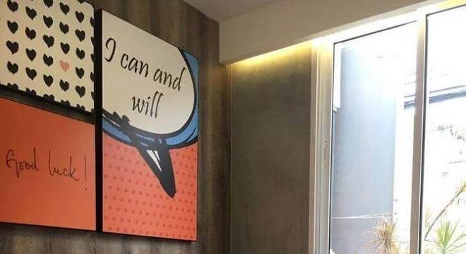 quarto juvenil masculino planejado com parede de cimento queimado e quadros coloridos 