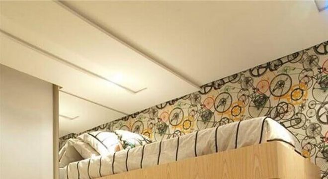 quarto juvenil planejado decorado com papel de parede e cama beliche