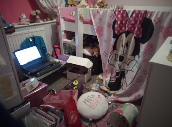 Tem um computador ligado no quarto de Olivia, de 10 anos. Mas, como ela consegue chegar nele?! (paciência, o vencedor está chegando!)