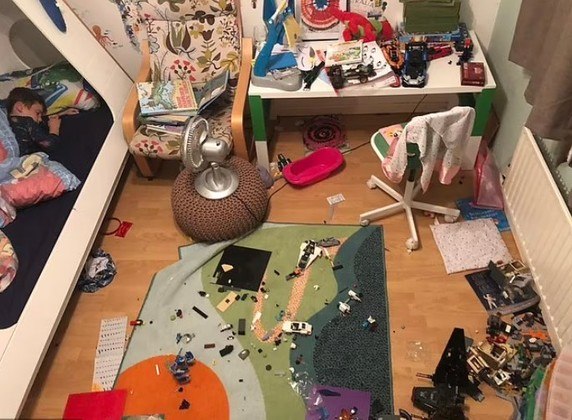 Esse quarto não é tão bagunçado assim, mas o chão é um verdadeiro campo minado, com esses pequenos brinquedos capazes de causar ferimentosVALE O CLIQUE: Dono de 24 gatos filma a rotina insana de alimentar a cambada