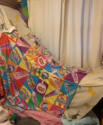 Darcy May, de apenas 7 anos, demonstrou ter habilidades arquitetônicas e construiu um forte no quarto, com cobertores e brinquedos