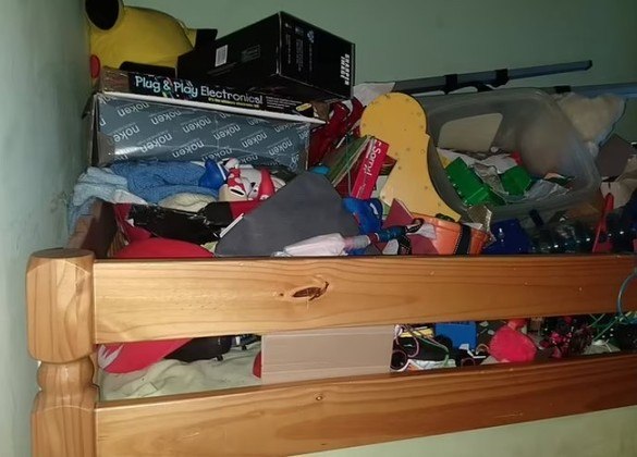 Cama serve para dormir? Não na cabeça de Zachary, de 11 anos, que usa a cama de cima do beliche para guardar todos os brinquedos, sem qualquer organizaçãoNÃO PERCA: Aranha gigantesca é flagrada em parede e a web reage: 'Saiam daí'