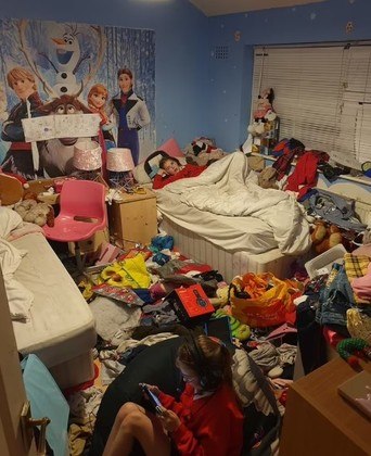 Já esse quarto é ocupado por duas irmãs de Londres (uma delas é Lillie, de 10 anos, deitada na cama), que provavelmente mal se veem nesse chão cheio de bagunça