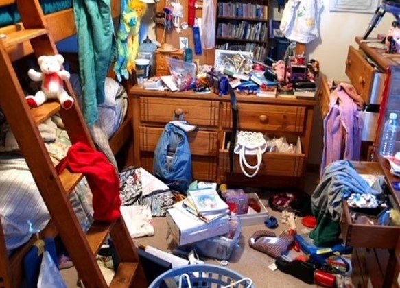 E chegou a hora da grande vencedora: Emily, 8 anos, que mora em Glasgow. O quarto parece uma selva e até as escadas para a cama de cima do beliche está ocupada por brinquedos e bagunça. O prêmio? Uma cama nova, que a família ainda não sabe onde vai colocarNÃO VÁ EMBORA: Homem tenta filmar javali para o filho e é mordido violentamente