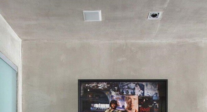 quarto moderno decorado com cimento queimado e tonel decorativo preto