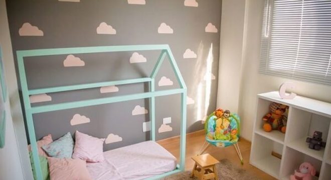 Quarto montessoriano em tons cinza com nuvens