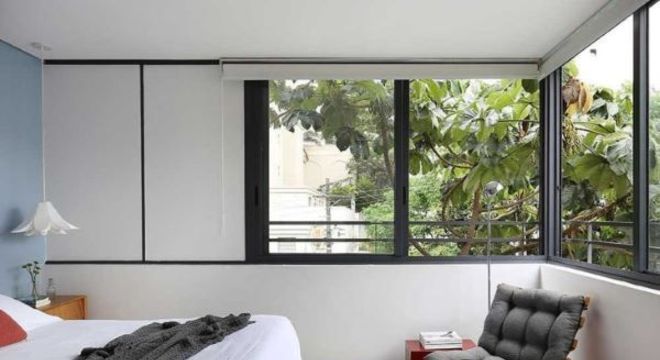 Quarto om janela de vidro ampla
