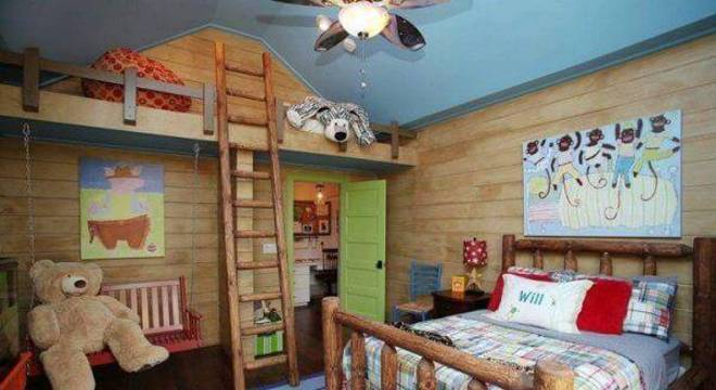 Quarto rústico infantil com móveis e objetos decorativos de madeira