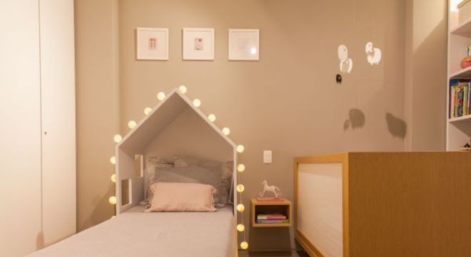 quarto simples também pode ter uma linda cama com formato de casinha