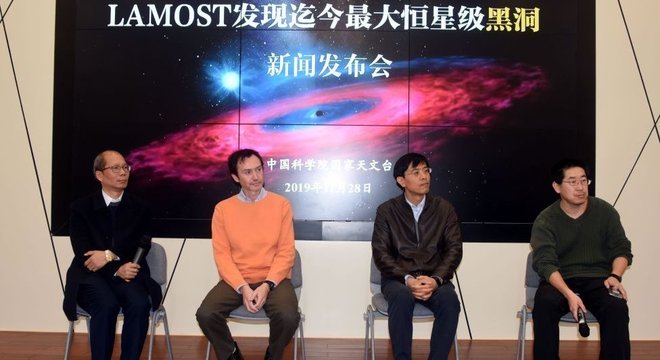 Pesquisadores que contribuíram para a publicação científica respondem a perguntas na apresentação da descoberta no Observatório Astronômico Chinês