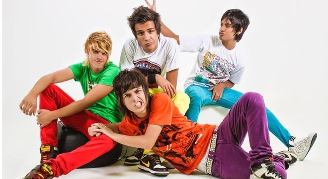 Quatro integrantes da Restart posam para foto com roupas coloridas