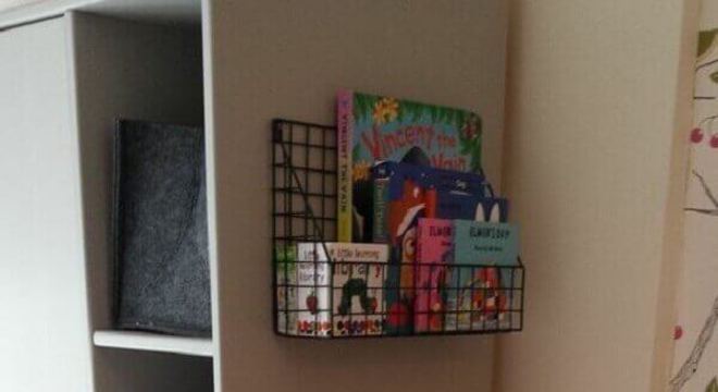 Que tal embutir prateleira para livros no armário do quarto?