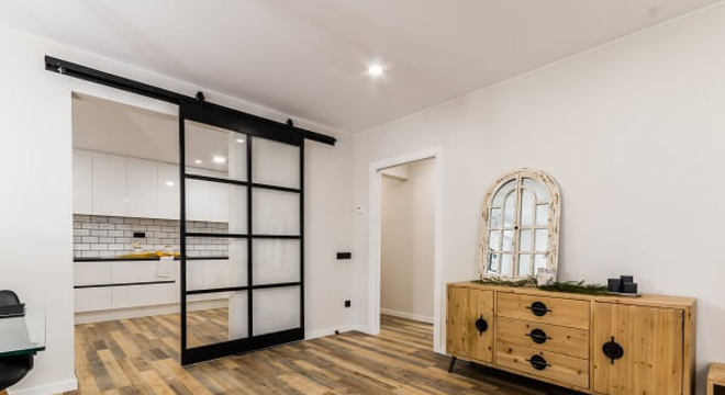 Que tal inserir uma porta de correr com as ferragens aparentes?