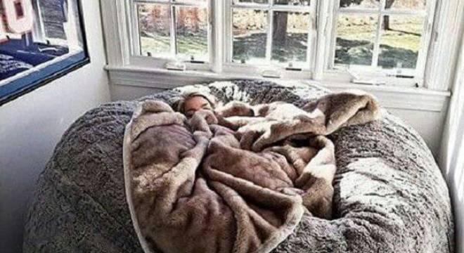 Que tal tirar um cochilo sobre um puff gigante redondo?