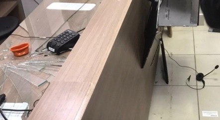 Bancada de vidro do consultório foi destruída