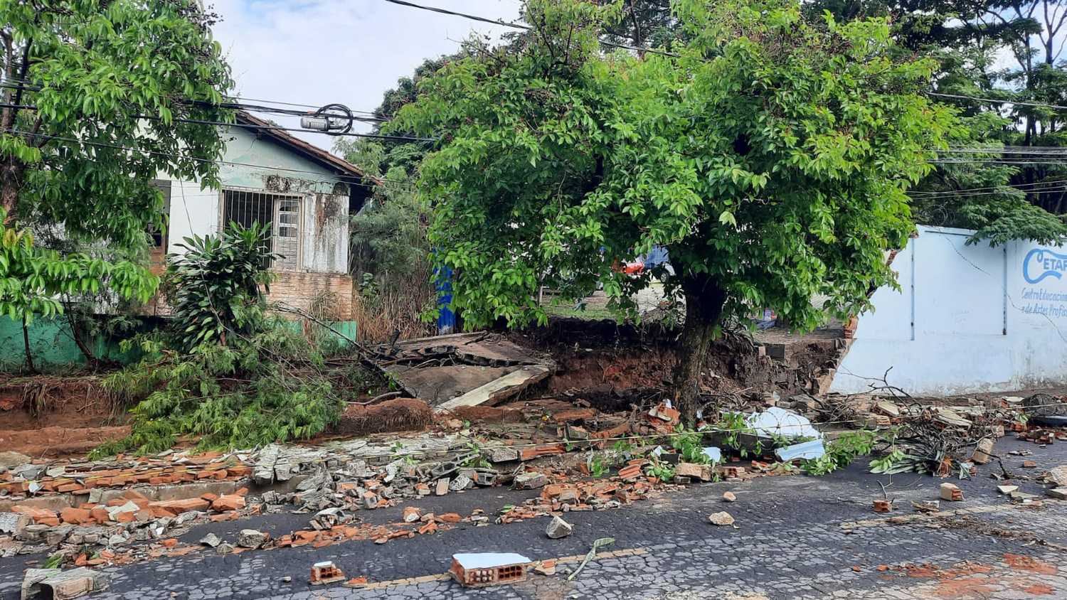 Chuva Forte Na Grande BH Causa Alagamentos E Queda De Muros - Notícias ...