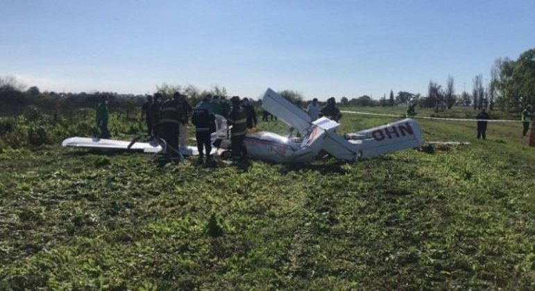 Aeronave com instrutor e aluno caiu a menos de 300 m da pista de pouso