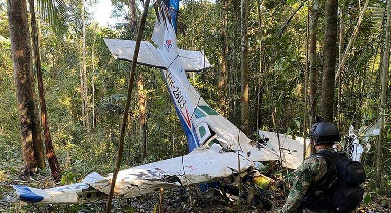 Avião com a mãe, os quatro filho, o piloto e o copiloto caiu na Amazônia colombiana no dia 1º de maio
