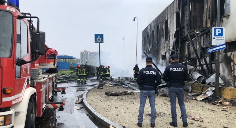 Avião atingiu prédio que funcionava como estacionamento, na cidade de San Donato