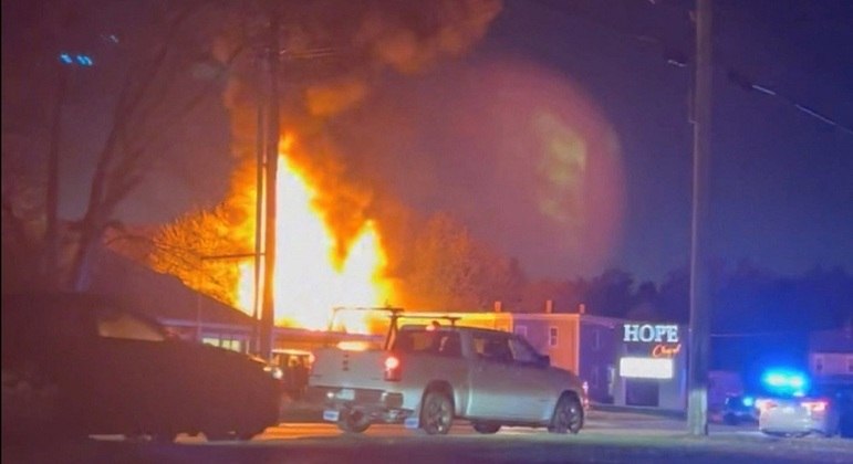 Queda do avião fez prédio ficar em chamas em Keene, New Hampshire, EUA
