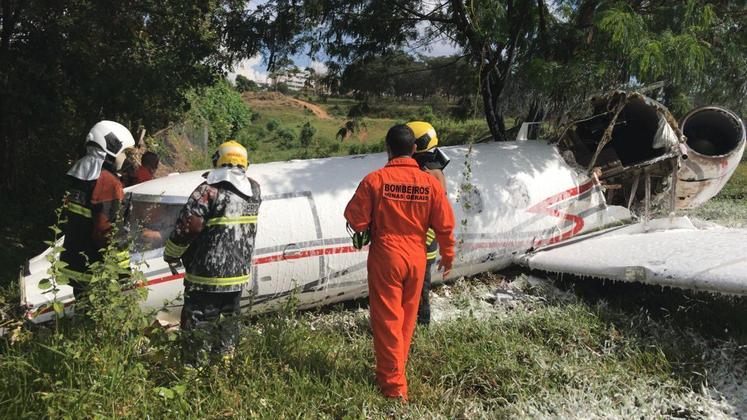 Segundo a Infraero, a aeronave L35A, da Laerjet, saiu da pista após tentar pousar sem o trem de pouso. Inicialmente, o Corpo de Bombeiros havia informado que o avião havia caído no local