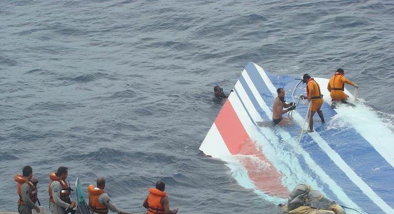 Marinha brasileira, em 2009, durante  o resgate dos destroços do avião da Air France 