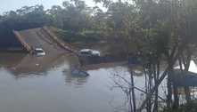 Ponte desmorona na BR-319 em Careiro Castanho (AM) e veículos despencam em rio