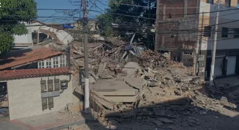 Em Vila Velha, no Espírito Santo, prédio de três andares cai e deixa feridos