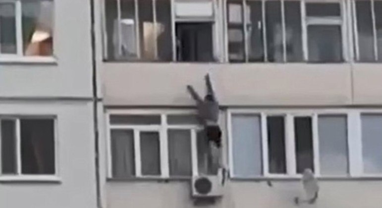 Homem tentou se segurar, mas acabou caindo do sexto andar