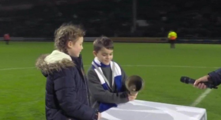 Felix Martineau tocou um sino que simbolizava o fim de seu tratamento contra uma leucemia
