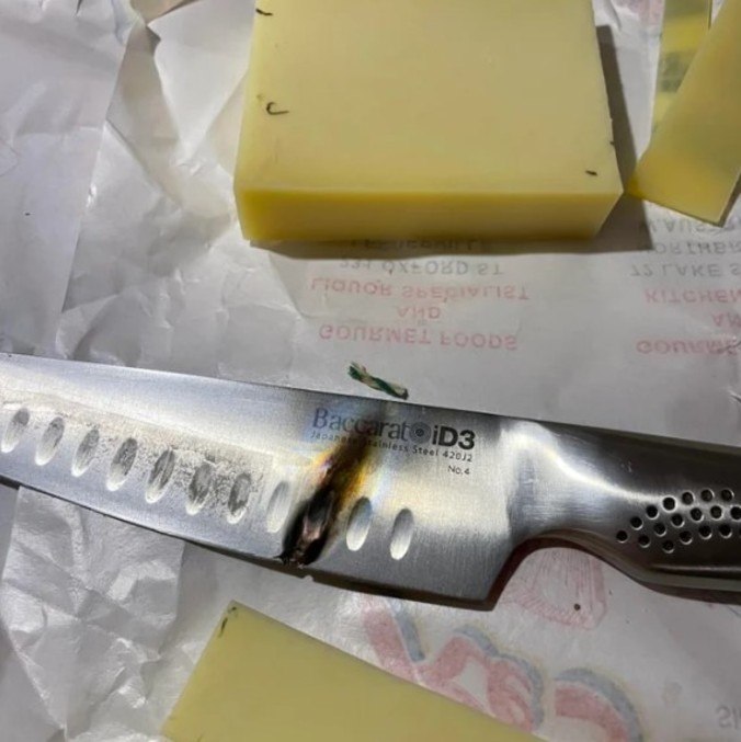 Foi assim que ficou a faca ao cortar o "queijo"