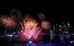 Fogos explodem sobre a Marina Bay durantes as comemorações de Ano Novo em Singapura à meia-noite do dia 1 de janeiro de 2020